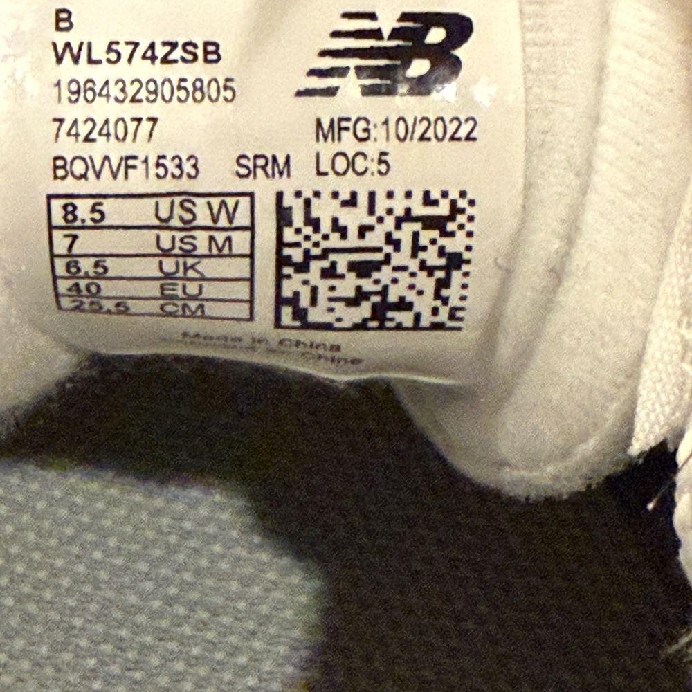New Balance Women’s 574 Navy and Gray Athletic Shoe Size 8.5 - Picture 9 of 9